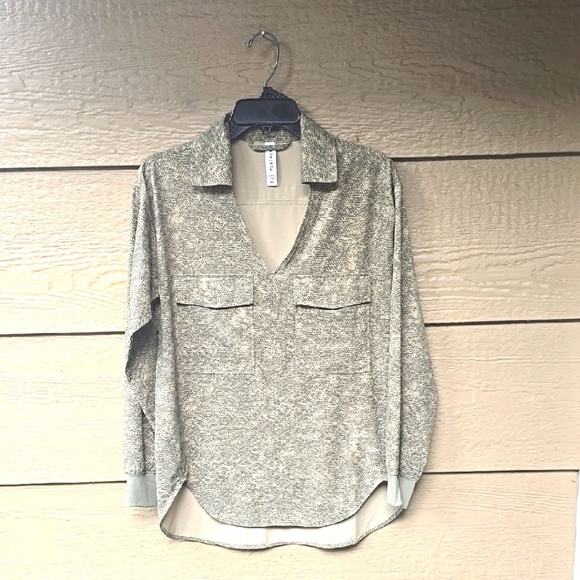 Athleta Zuma Printed Top V Neck High Low Size XS Women’s Viper Shadow Olive - Picture 6 of 15